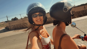 Thumbnail voor Tess: 'Een vakantie met lover wint het nóóit van eentje met vriendinnen'
