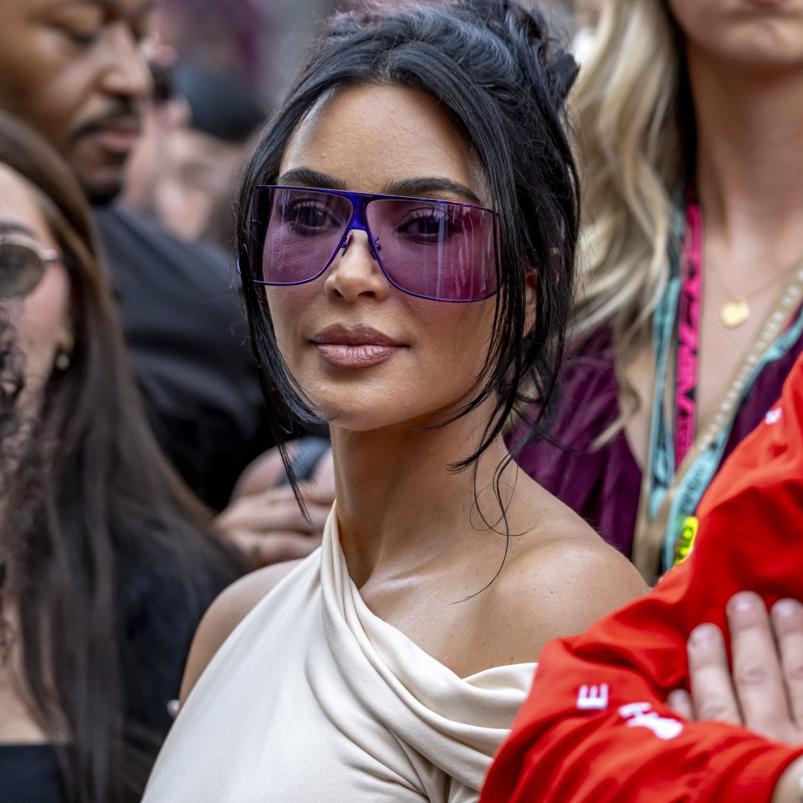 Lewis Hamilton voor het eerst te zien op familiekiekjes van Kim Kardashian: 'My favorite people'