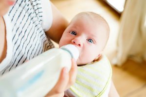 Thumbnail voor Ga je op vakantie met baby? Dan wil je déze hack voor het schoonmaken van babyflesjes even weten
