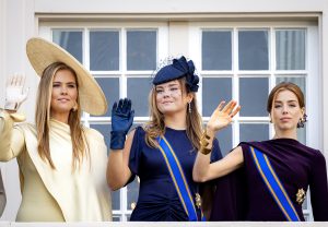 Prinsjesdag: Aankomst koninklijke stoet bij Paleis Noordeinde en balkonscene
