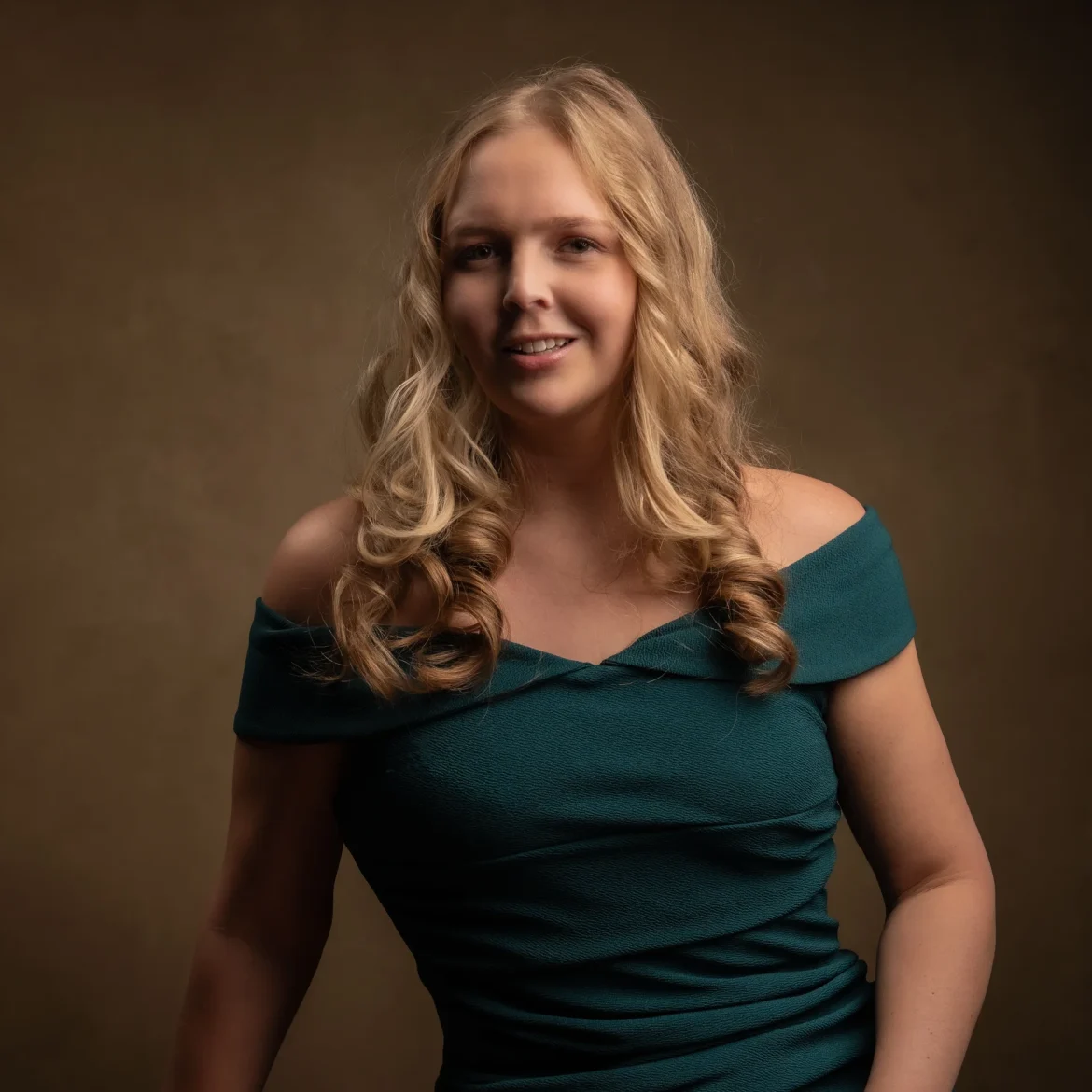 Esmee in een groene jurk. Ze wordt moeder en runt een high class escortbureau
