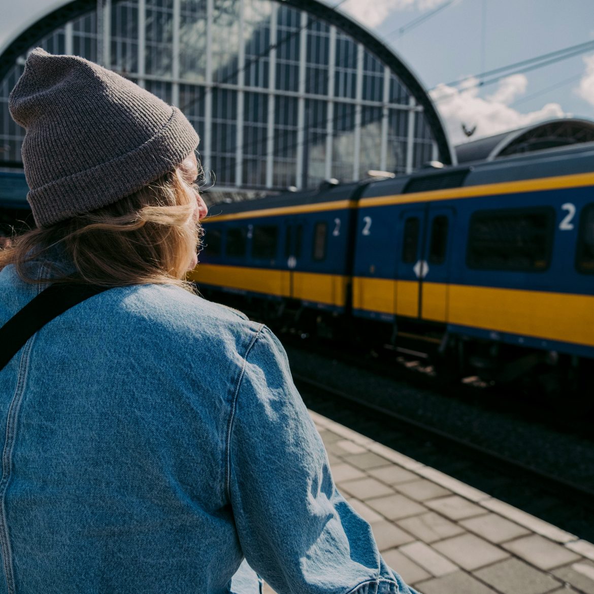 vrouw wacht op trein