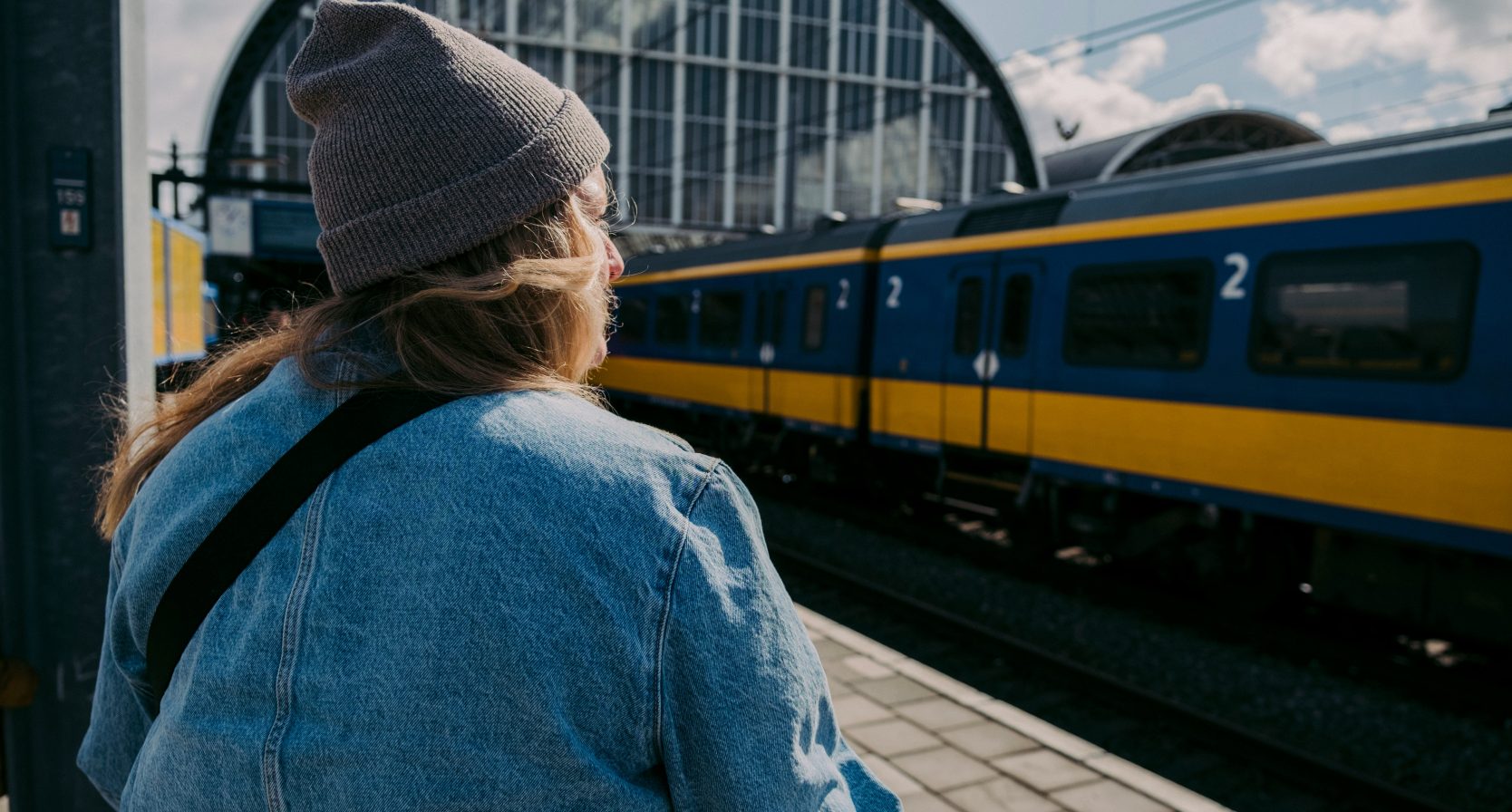 vrouw wacht op trein