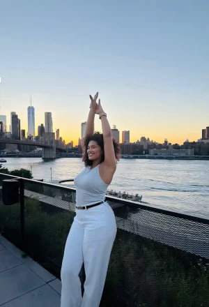Thumbnail voor Laila is model voor Asos en NA-KD: 'Maar ik heb weleens huilend op een vliegveld gezeten'