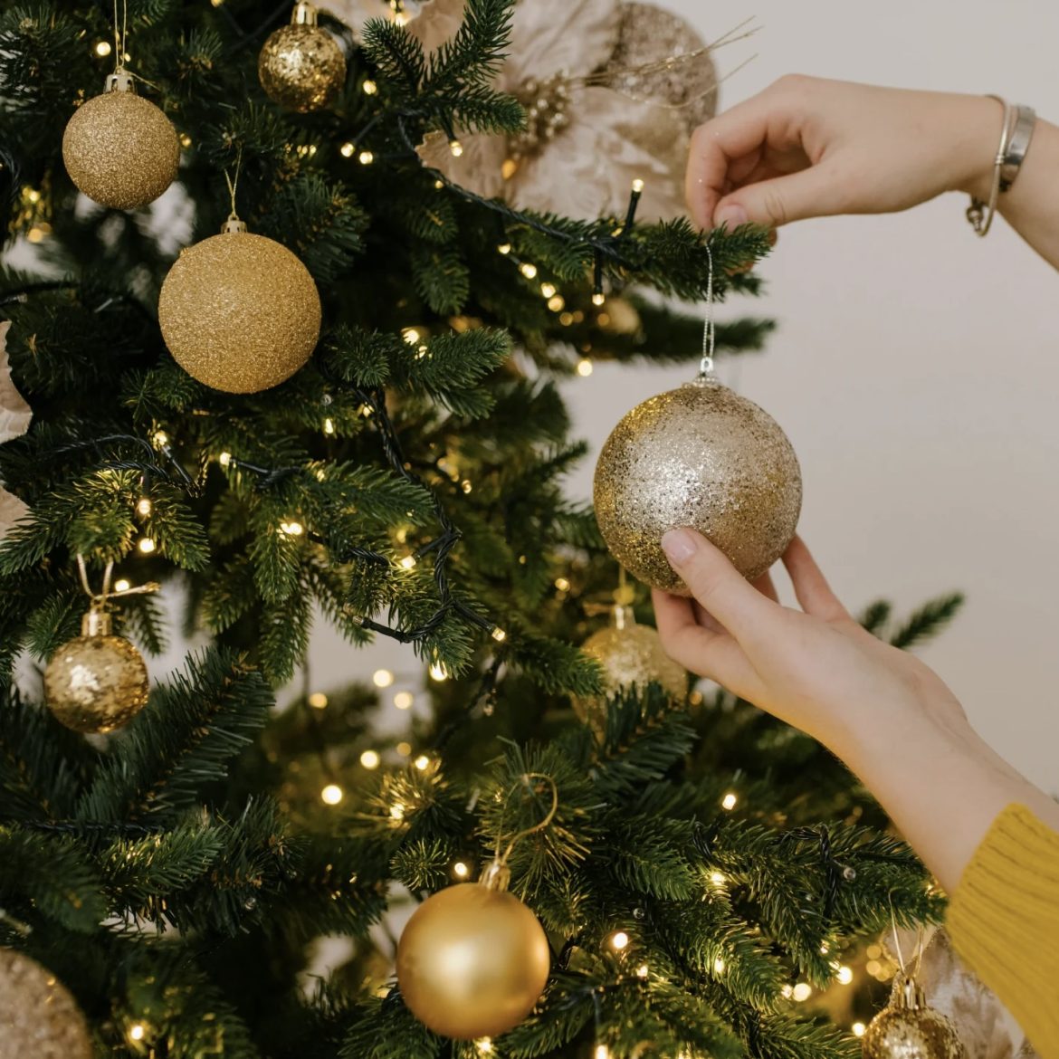 Vrouw hangt kerstbal op