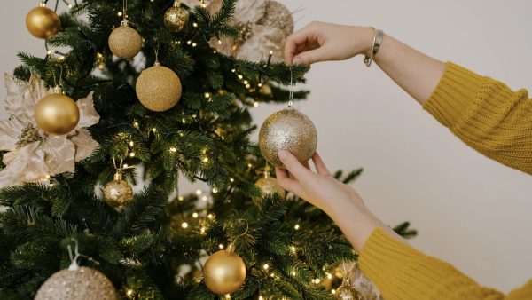 Vrouw hangt kerstbal op