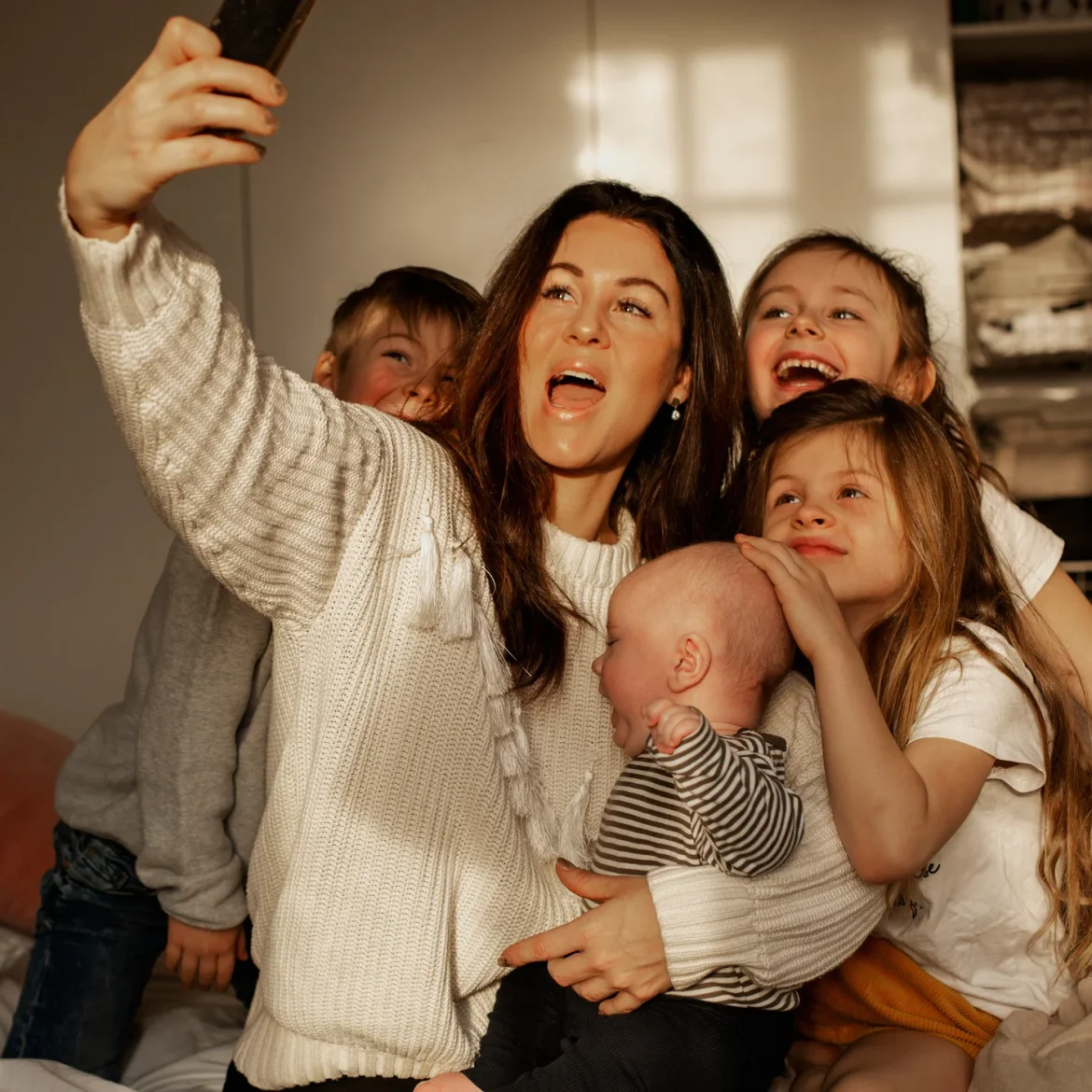 Vrouw met vier kinderen op de foto
