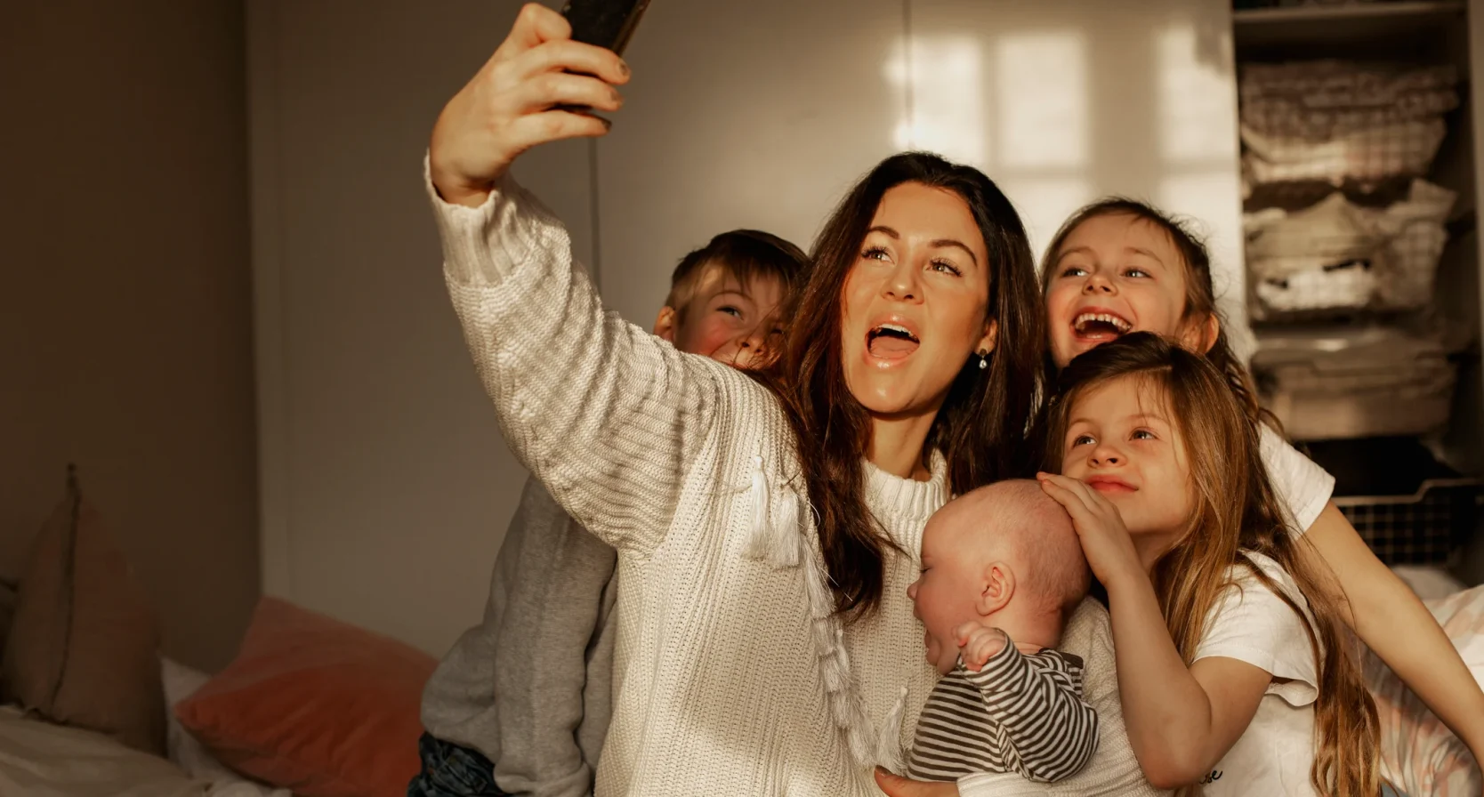 Vrouw met vier kinderen op de foto