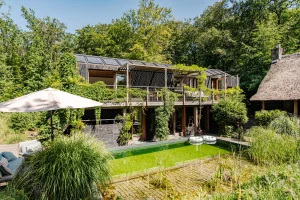 Thumbnail voor Geen zwembad, maar je eigen zwemvijver: dit huis midden in de natuur doet het nét even anders