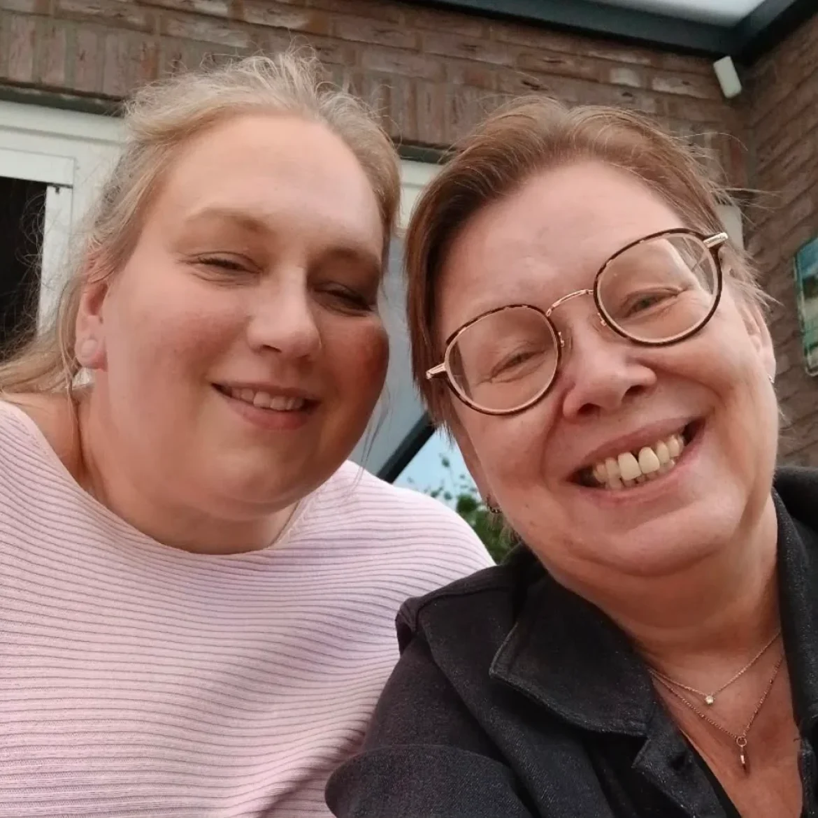 Daniela en Susan, de moeders van Eva Hermans-Kroot en Tycho Reijnders maken podcast