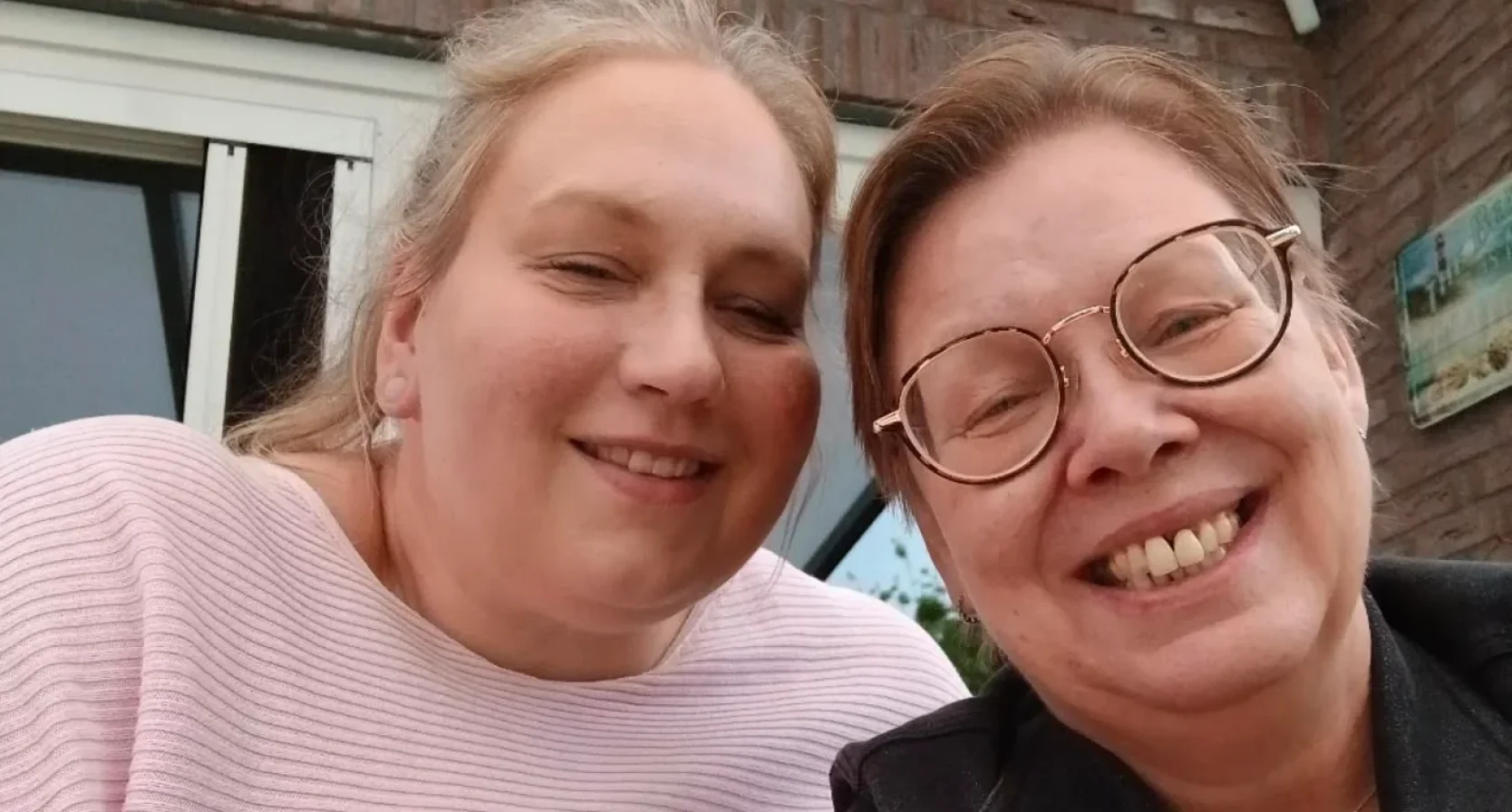 Daniela en Susan, de moeders van Eva Hermans-Kroot en Tycho Reijnders maken podcast
