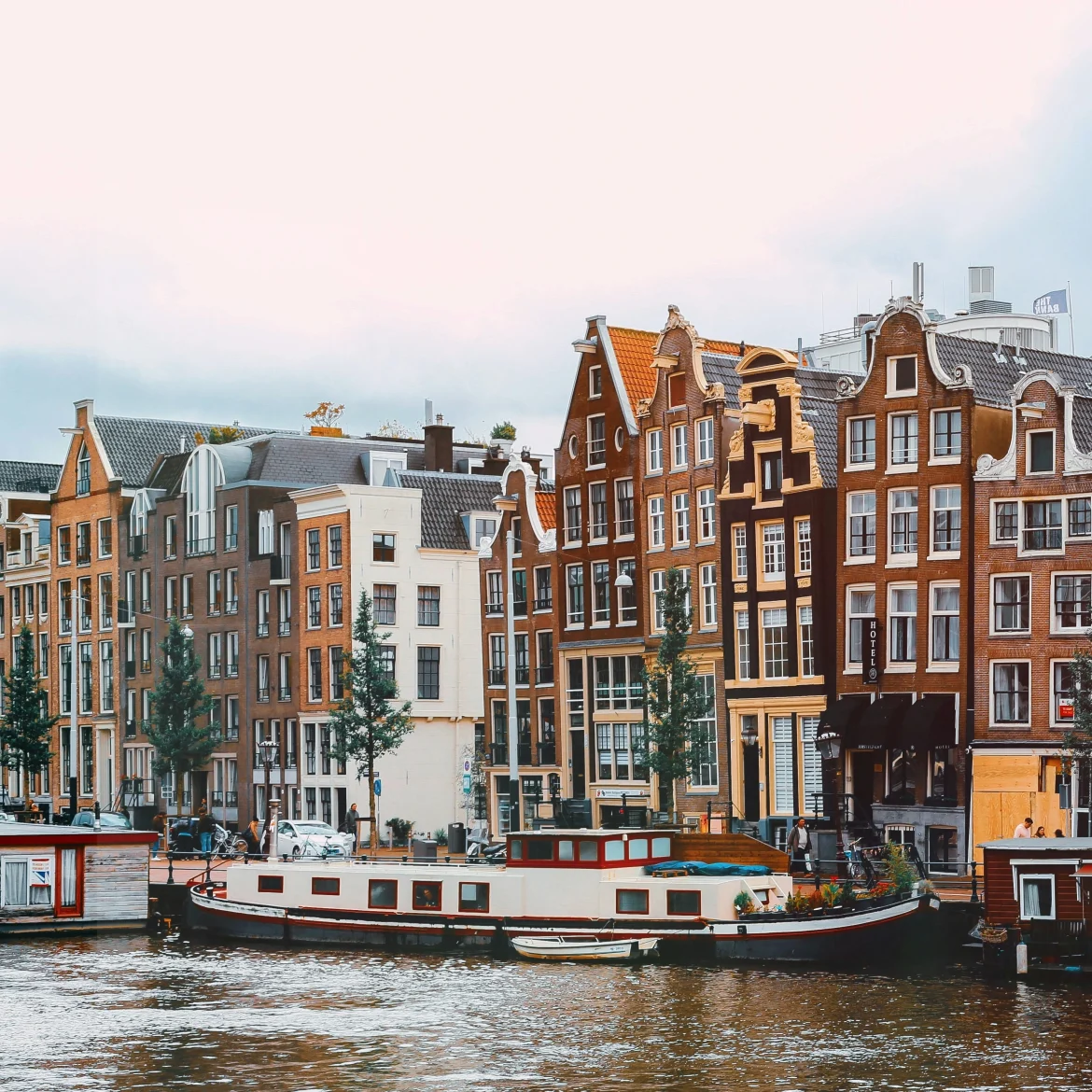 Stadsgids Amsterdam van LINDA met de leukste adressen, afbeelding van de grachten