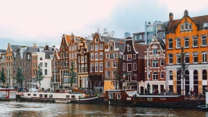 Stadsgids Amsterdam van LINDA met de leukste adressen, afbeelding van de grachten
