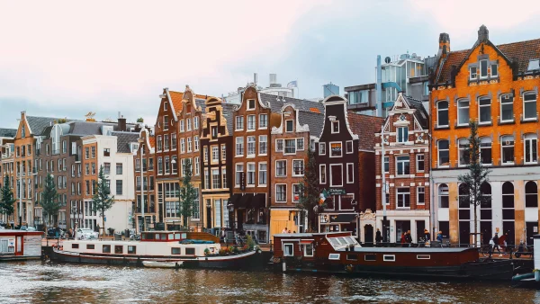 Stadsgids Amsterdam van LINDA met de leukste adressen, afbeelding van de grachten
