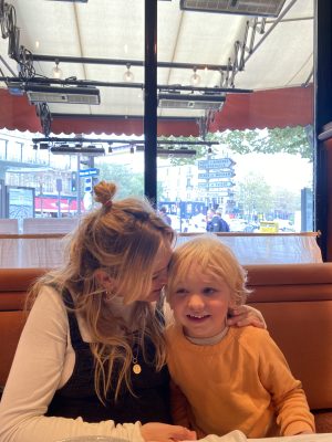 maartje diepstraten met kinderen op stedentrip naar parijs