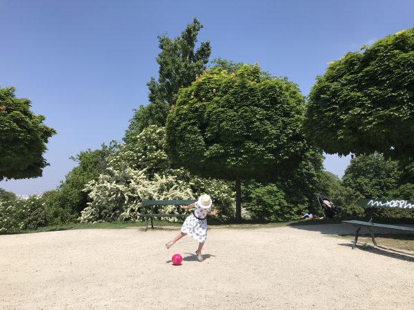 maartje diepstraten met kinderen op stedentrip naar parijs