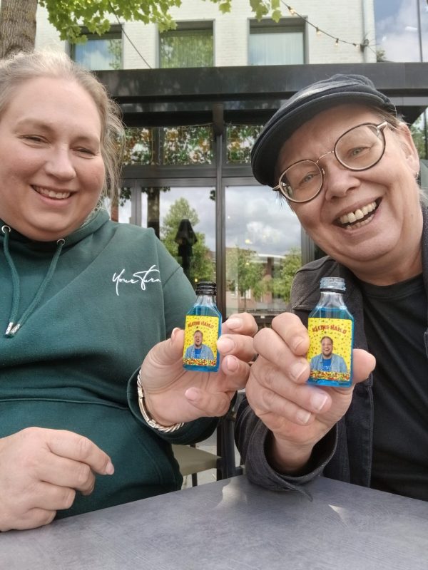 Daniela en Susan proosten met het drankje van Tycho