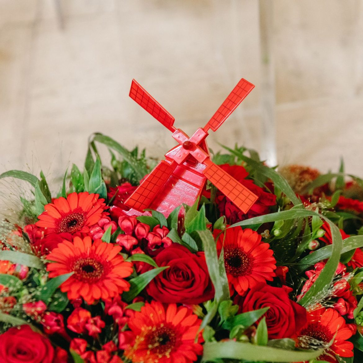 Rode bloemen uitvaart