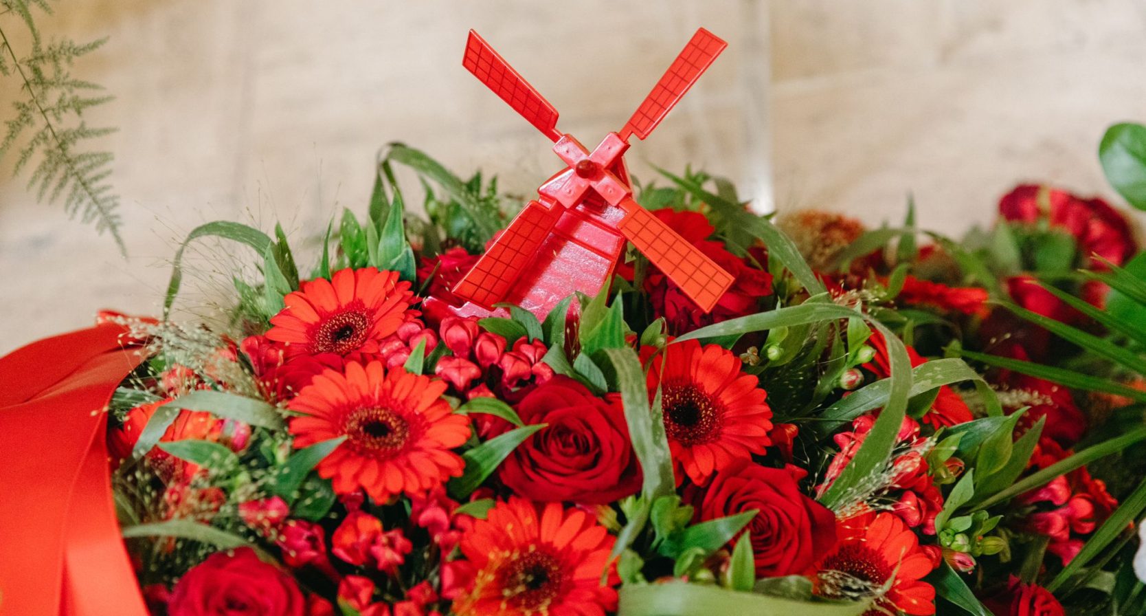 Rode bloemen uitvaart