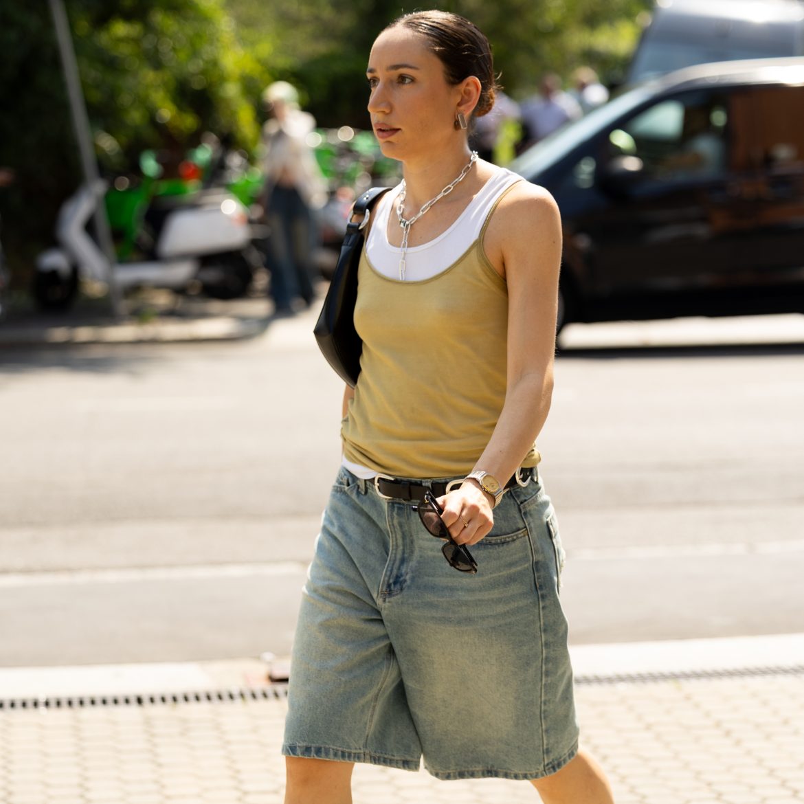 Vrouw draagt tanktop laagjes