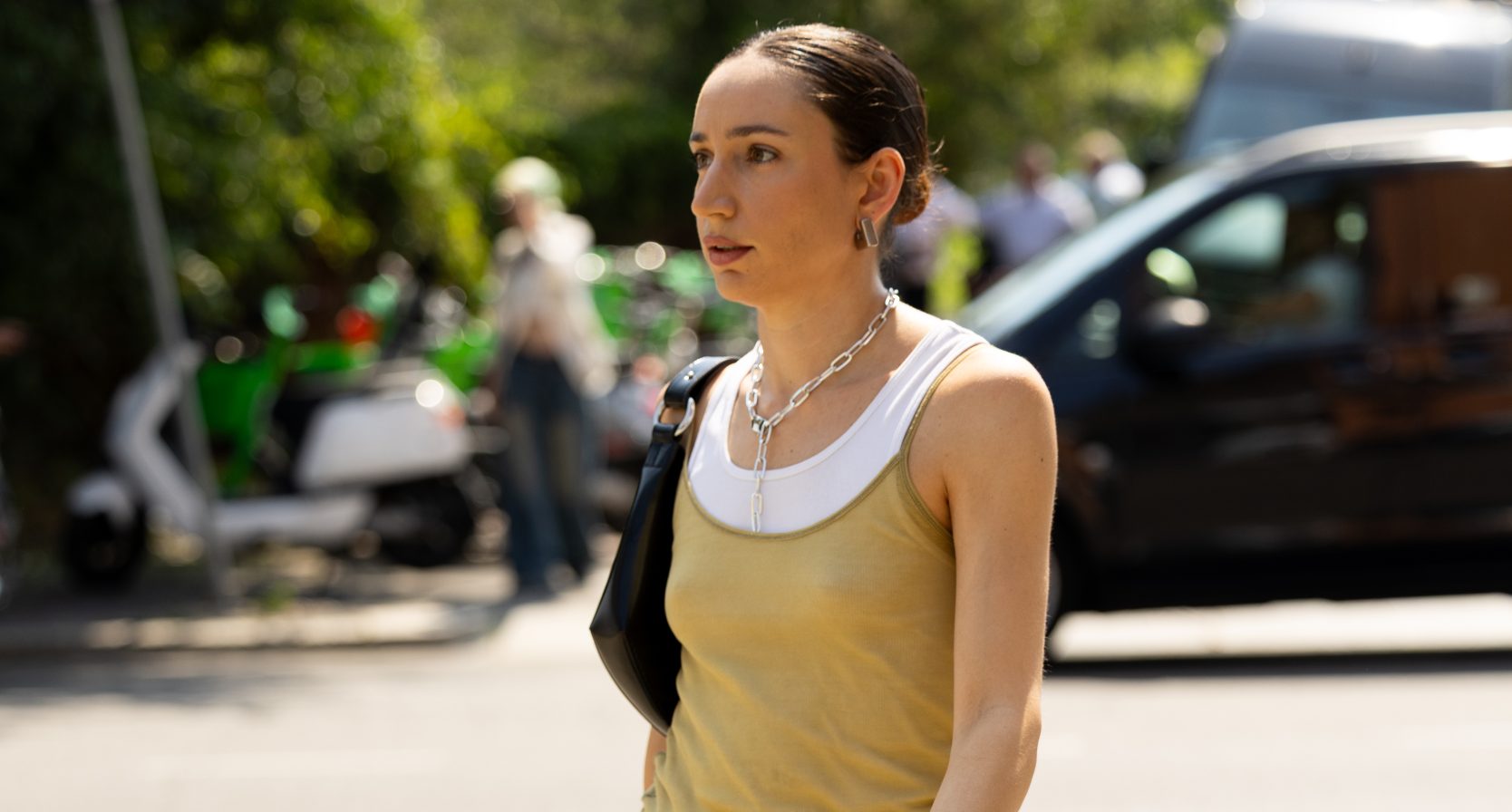 Vrouw draagt tanktop laagjes