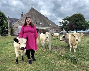 Thumbnail voor Annemarieke werkte voor 'The Voice', maar stortte zich volledig op haar minikoeien: 'Er is een lange wachtlijst voor bezoekers'