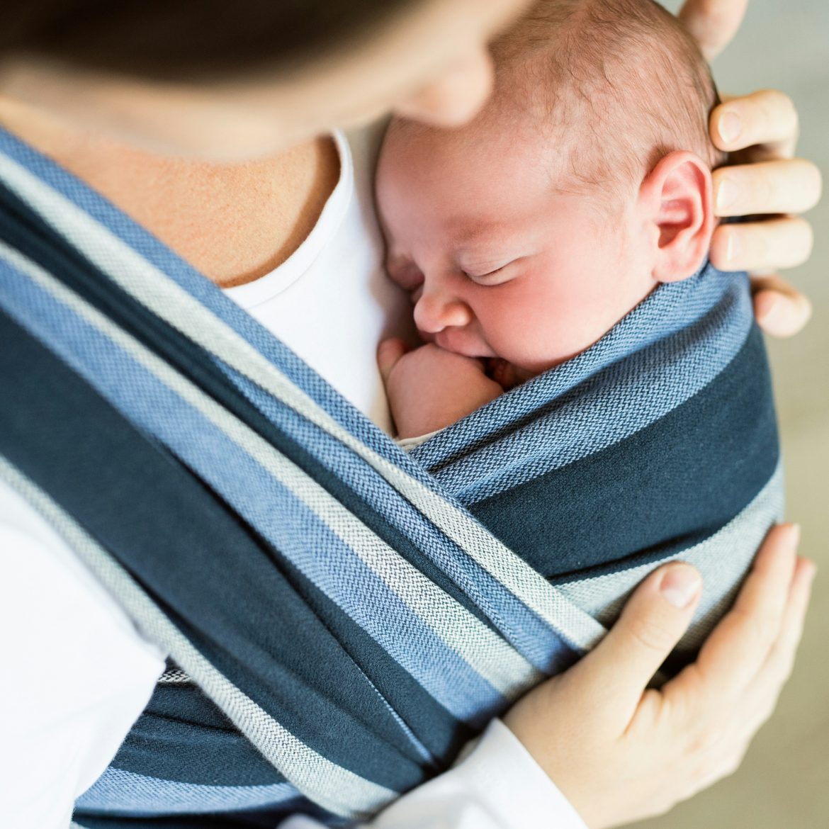Moeder met baby in draagzak dankzij tips