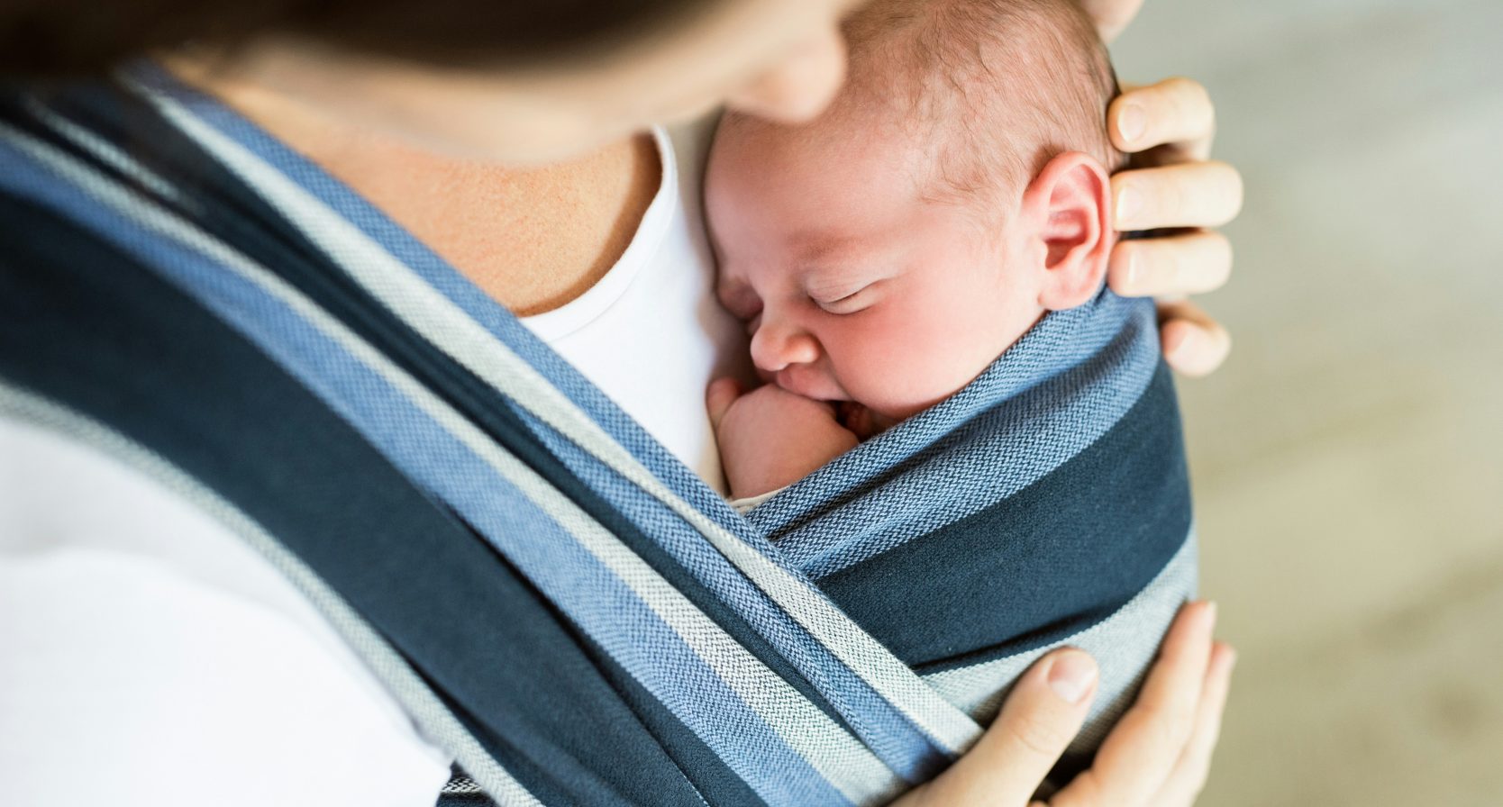 Moeder met baby in draagzak dankzij tips