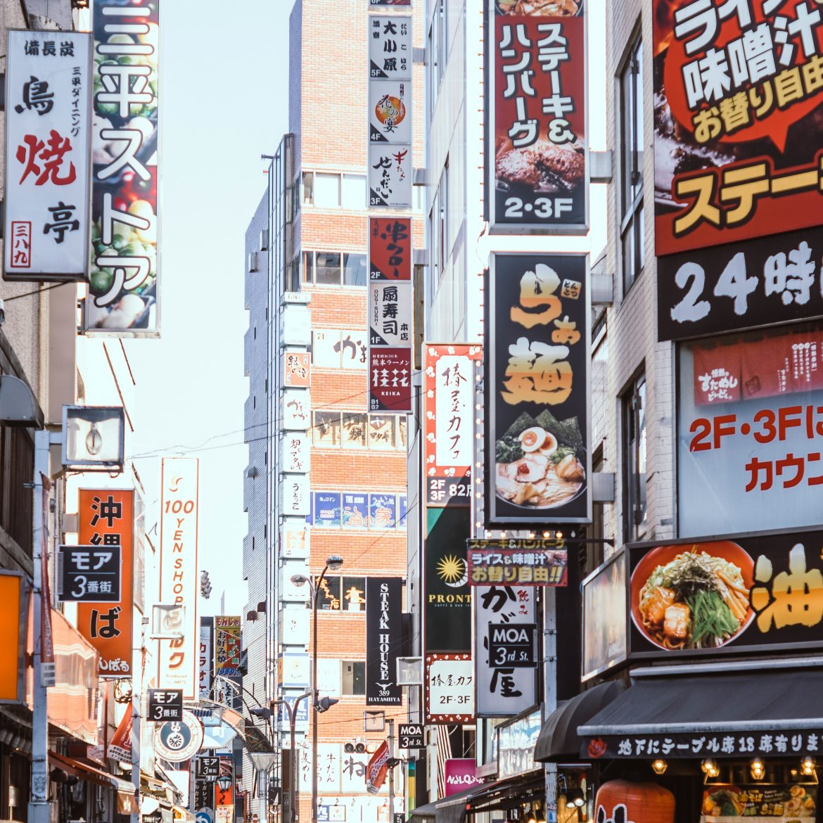 Japan man valt flatgebouw vrouw overlijdt