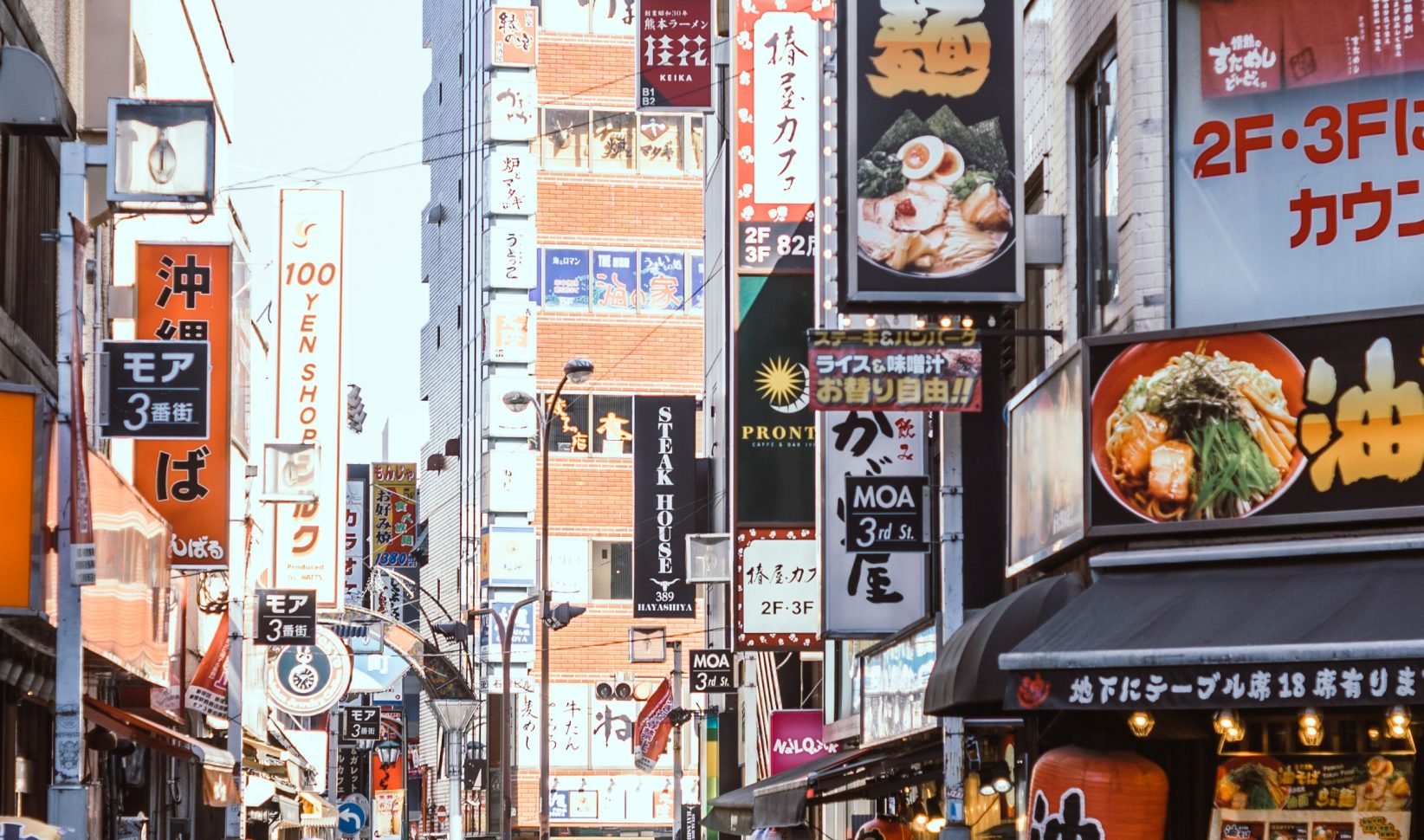 Japan man valt flatgebouw vrouw overlijdt