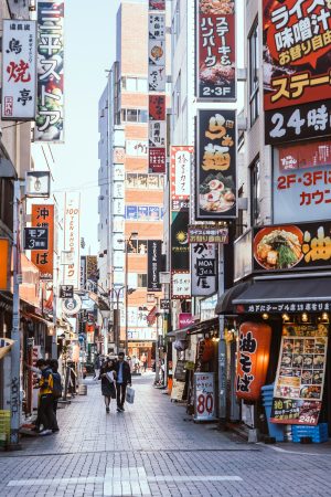 Thumbnail voor Voetganger in Japan (23) overlijdt nadat man van flatgebouw op haar valt, hij overleeft