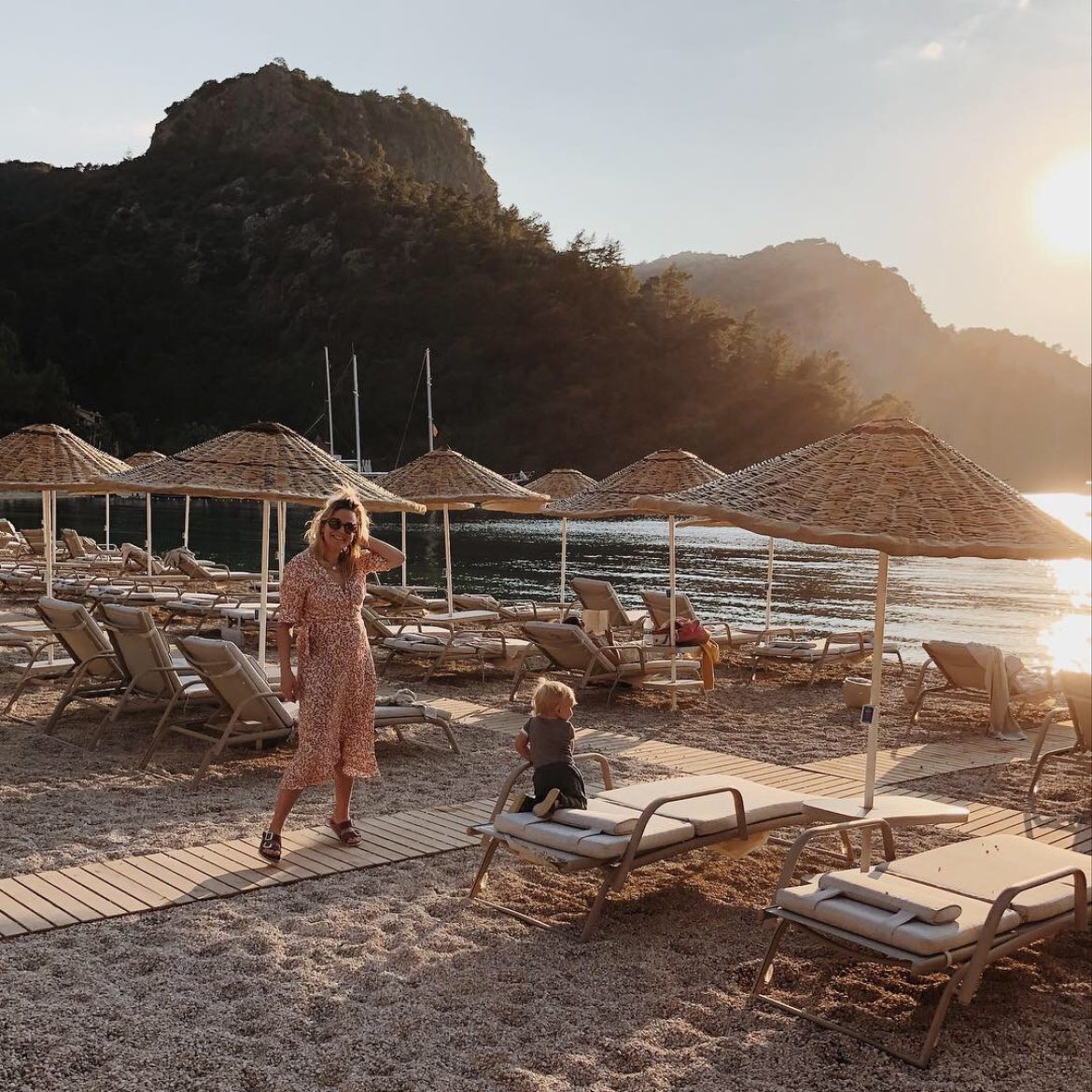Maartje Diepstraten van Bartsboekje op strand met haar baby