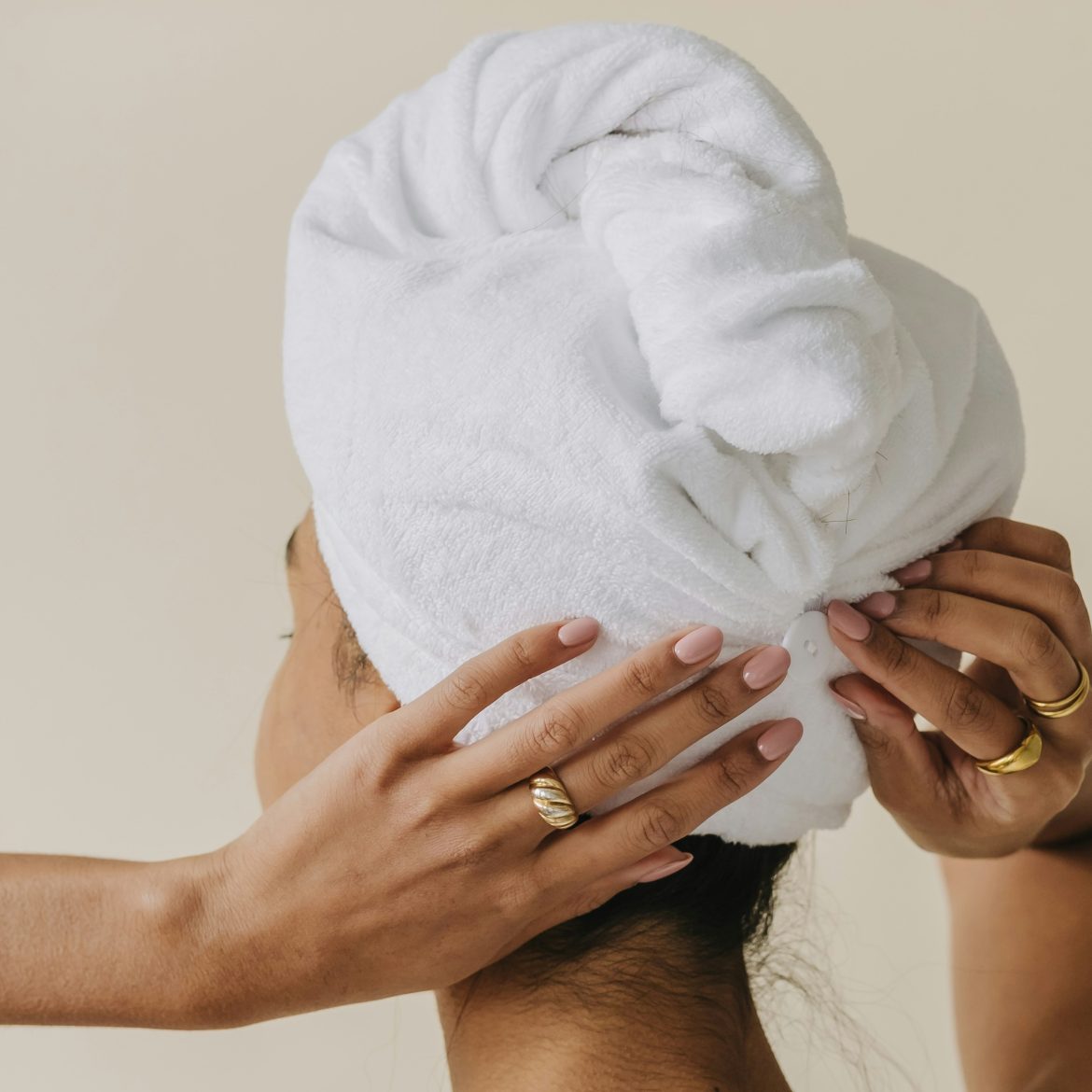 Vrouw met microvezelhanddoek