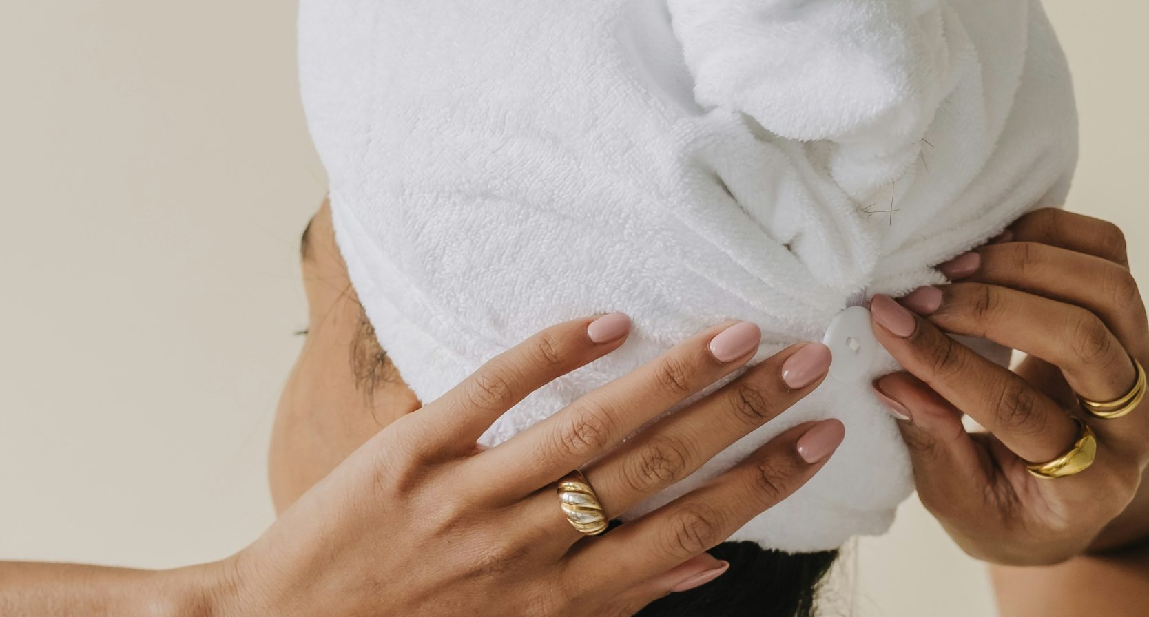 Vrouw met microvezelhanddoek