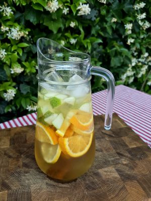Thumbnail voor Vakantiegevoel in een glas: dit recept voor witte sangria wil je vandaag nog uitproberen