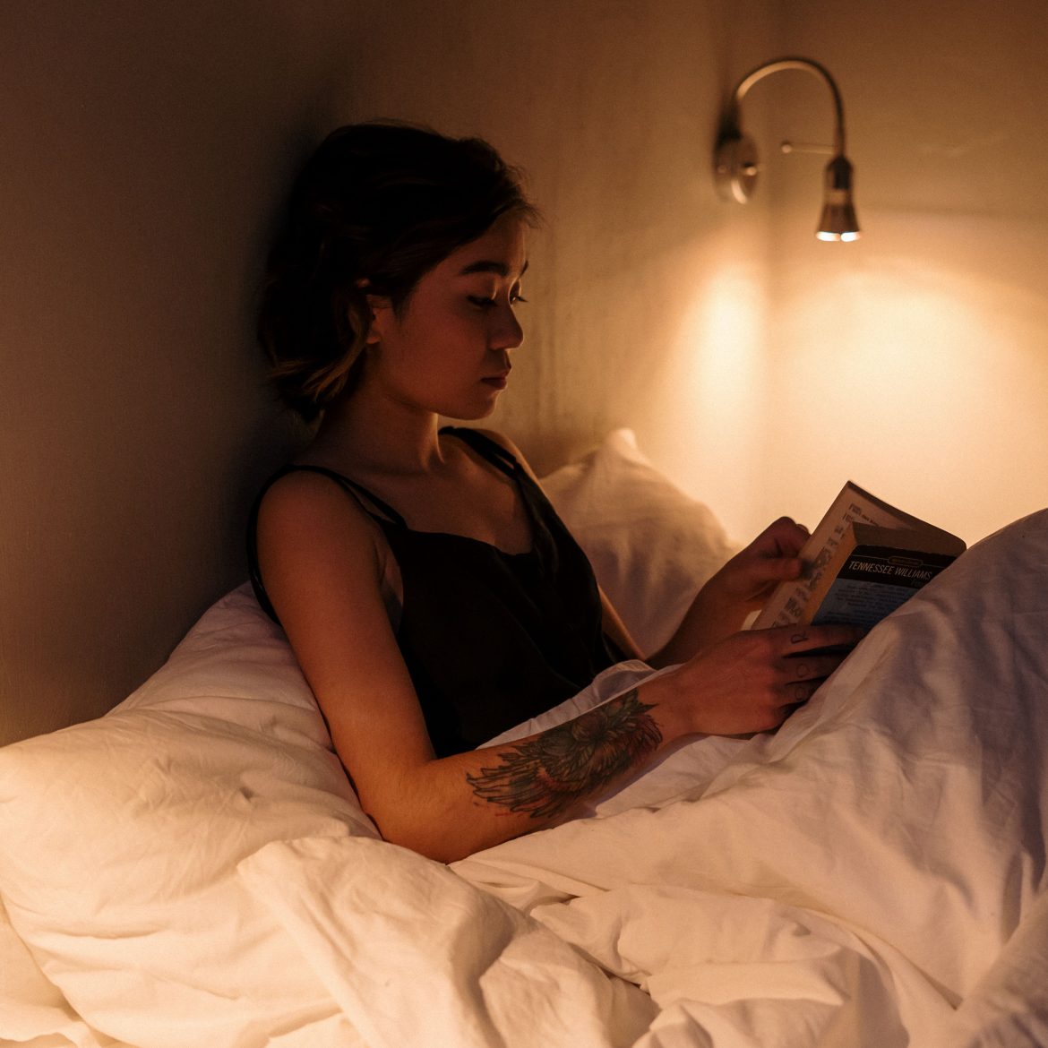 Met een bladwijzerlicht lees je een papieren boek zónder felle lamp
