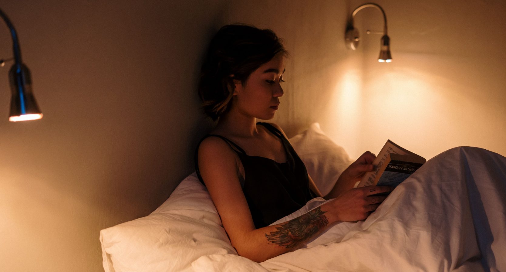 Met een bladwijzerlicht lees je een papieren boek zónder felle lamp