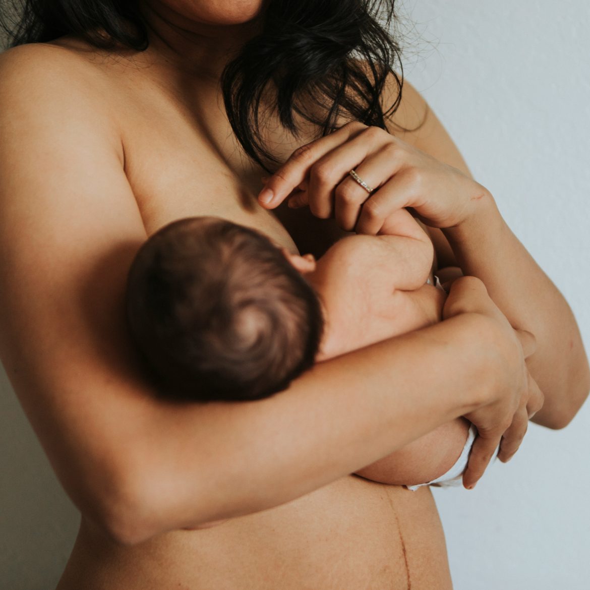 Vrouw die borstvoeding geeft