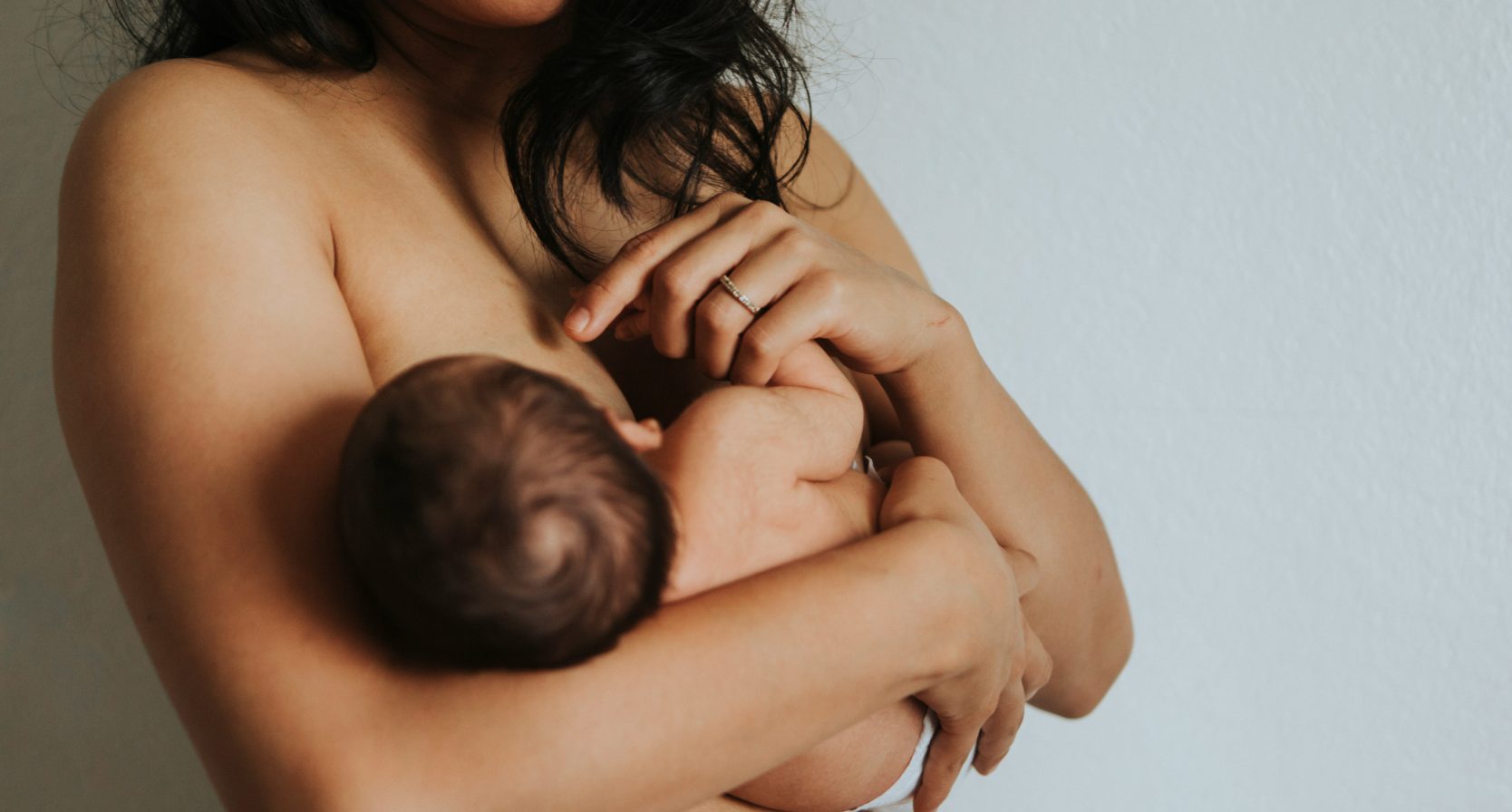 Vrouw die borstvoeding geeft