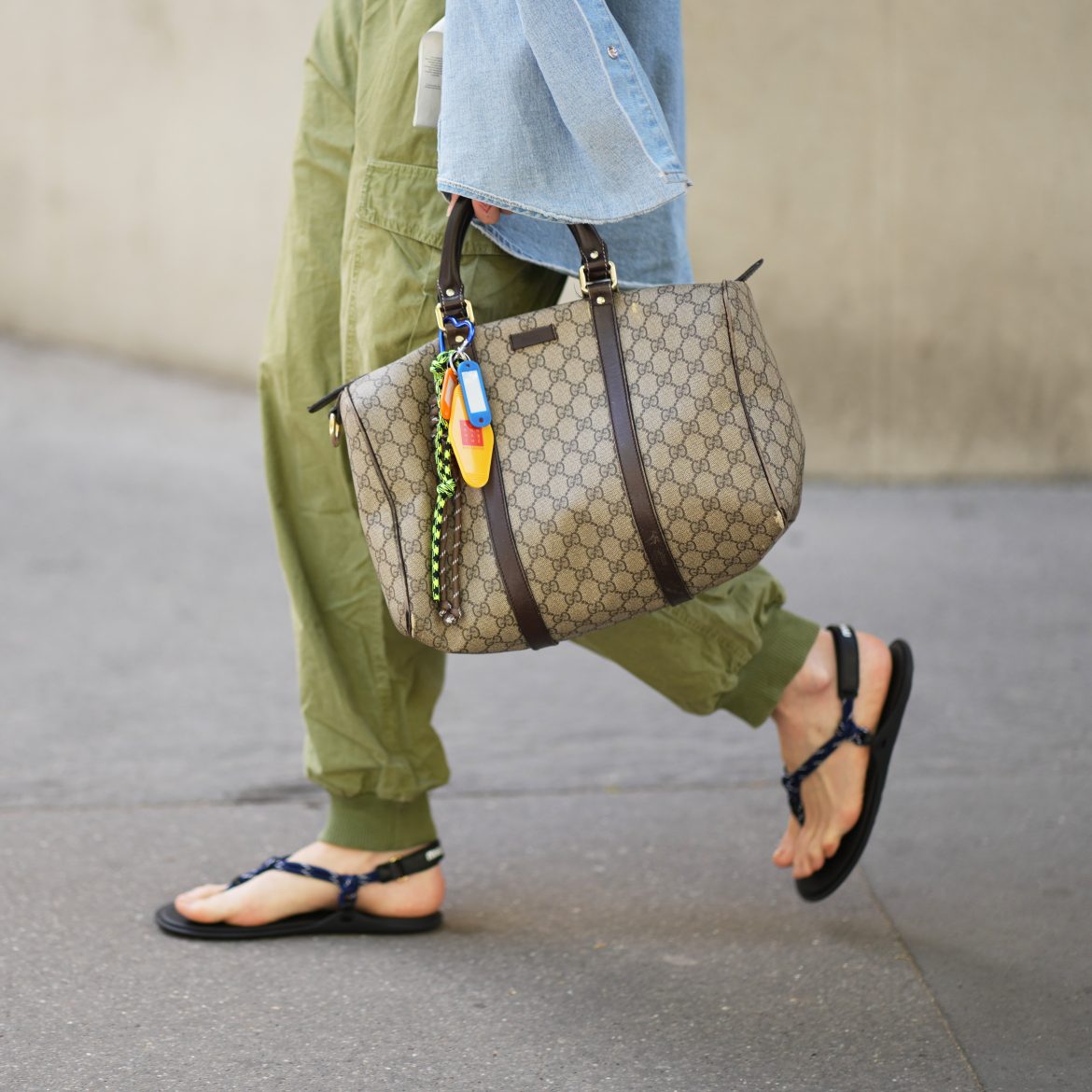 Vrouw met sandalen met touw