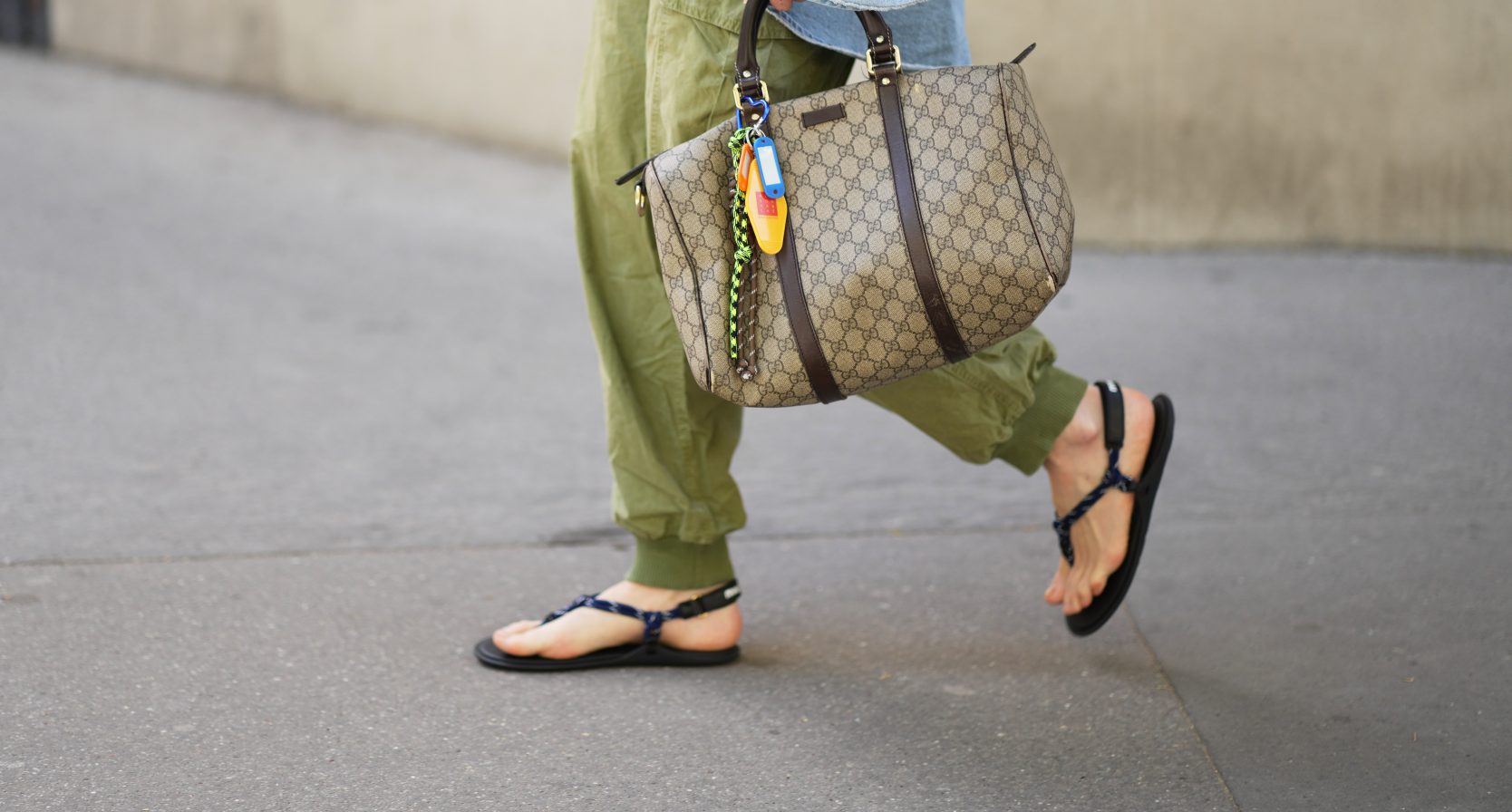 Vrouw met sandalen met touw