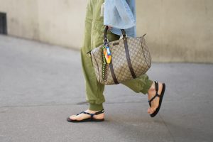 Vrouw met sandalen met touw