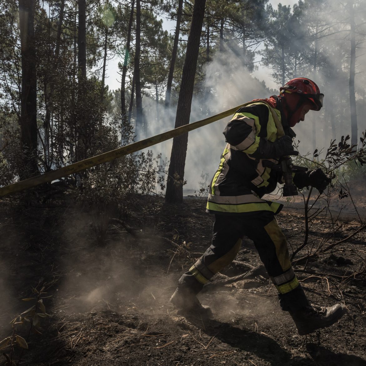 Brandweerman in zuid europa tijdens bosbranden