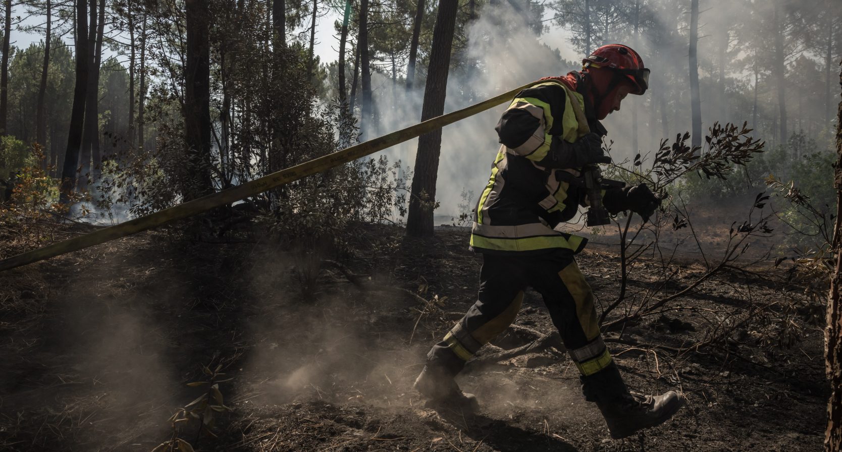 Brandweerman in zuid europa tijdens bosbranden
