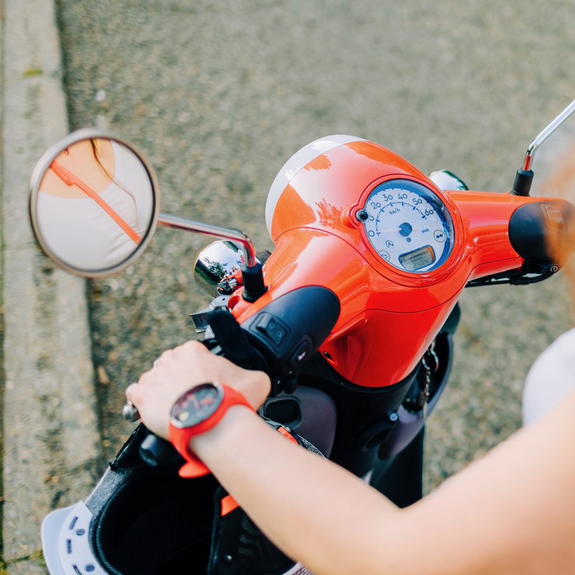 Nina werd overvallen op vakantie, illustratief beeld van vrouw en scooter