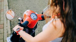 Thumbnail voor Nina werd op vakantie van de weg gereden en overvallen: 'Overal was bloed'