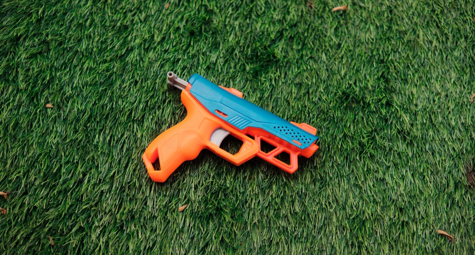 waterpistool op gras