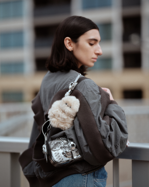 Mirumi aan een tas