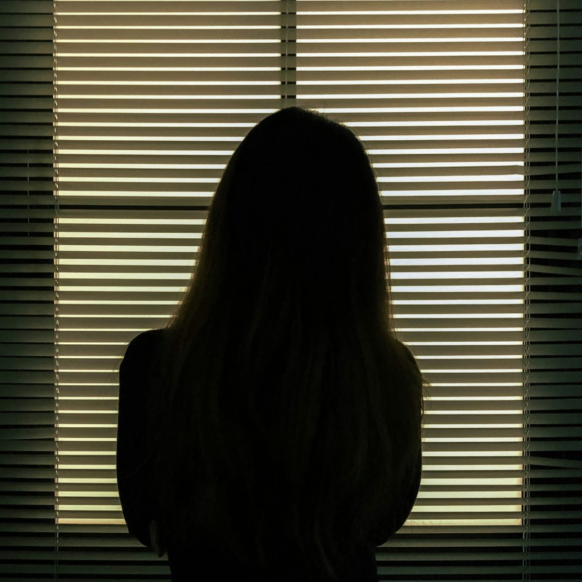 Vrouw voor raam