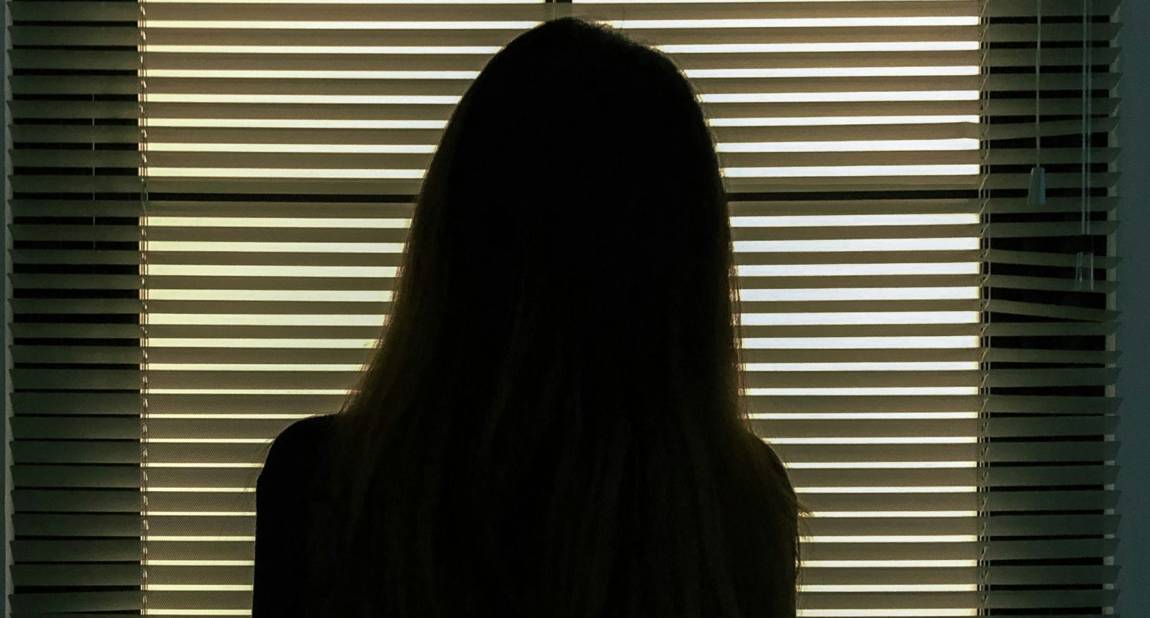 Vrouw voor raam
